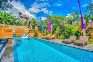 Hồ bơi ngoài trời, ghế dài tắm nắng 