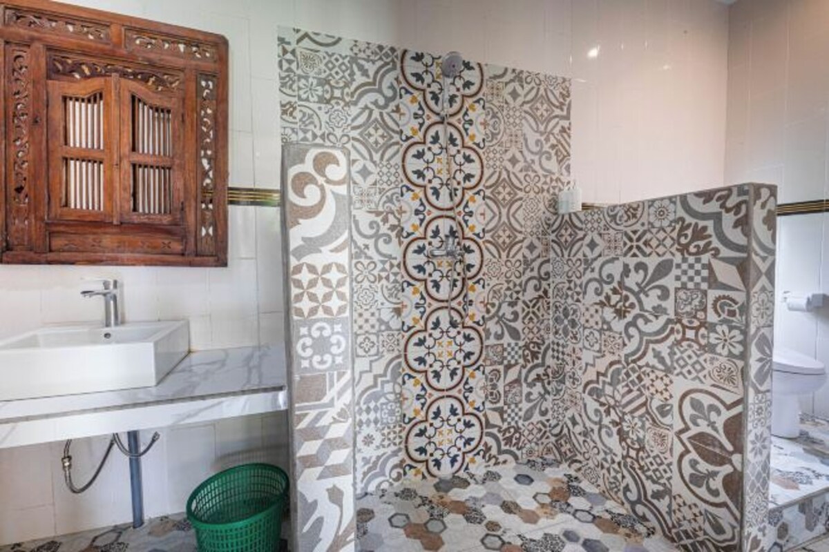 Bathroom | Shower, towels, soap, shampoo