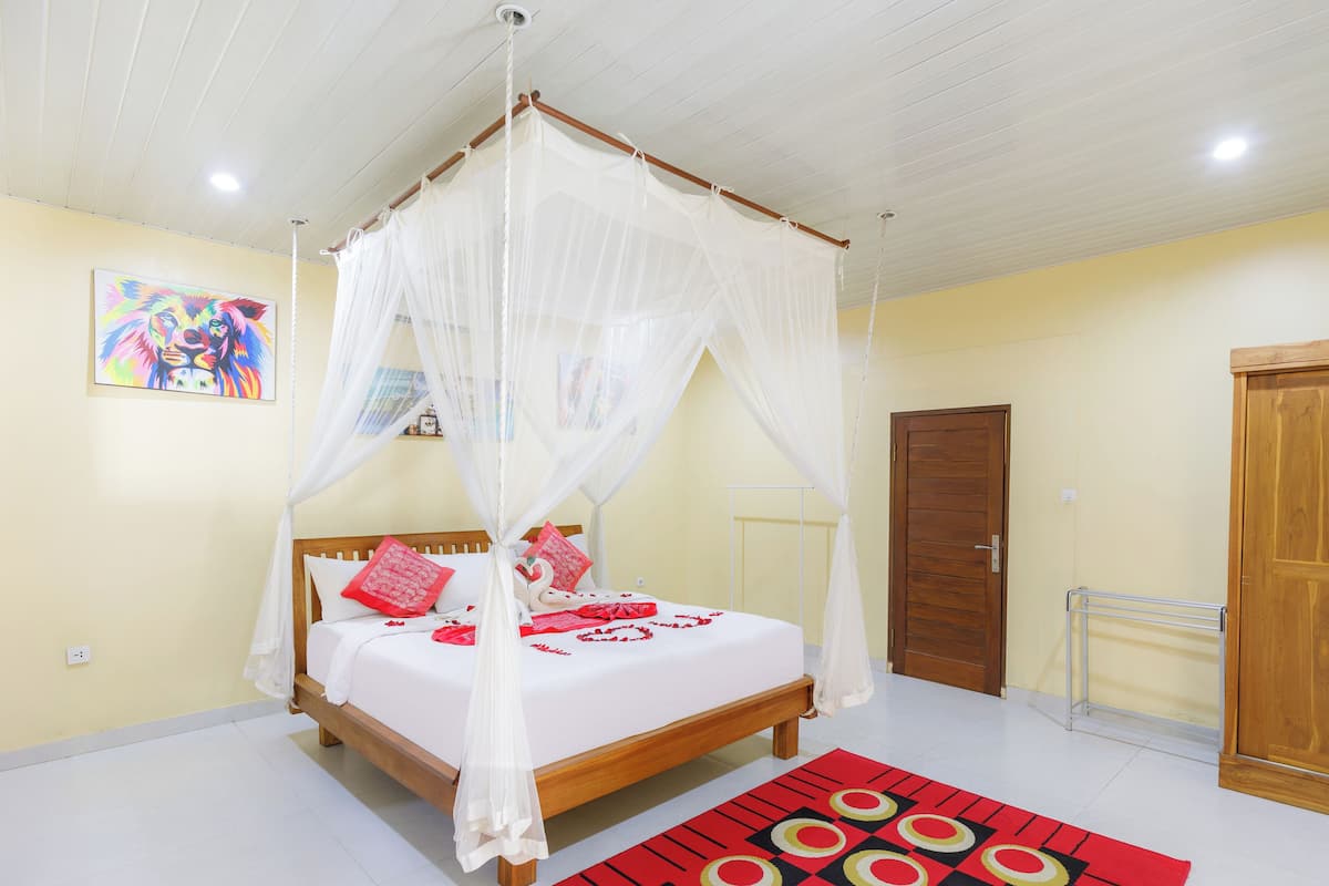 Desk, blackout curtains, free WiFi, bed sheets