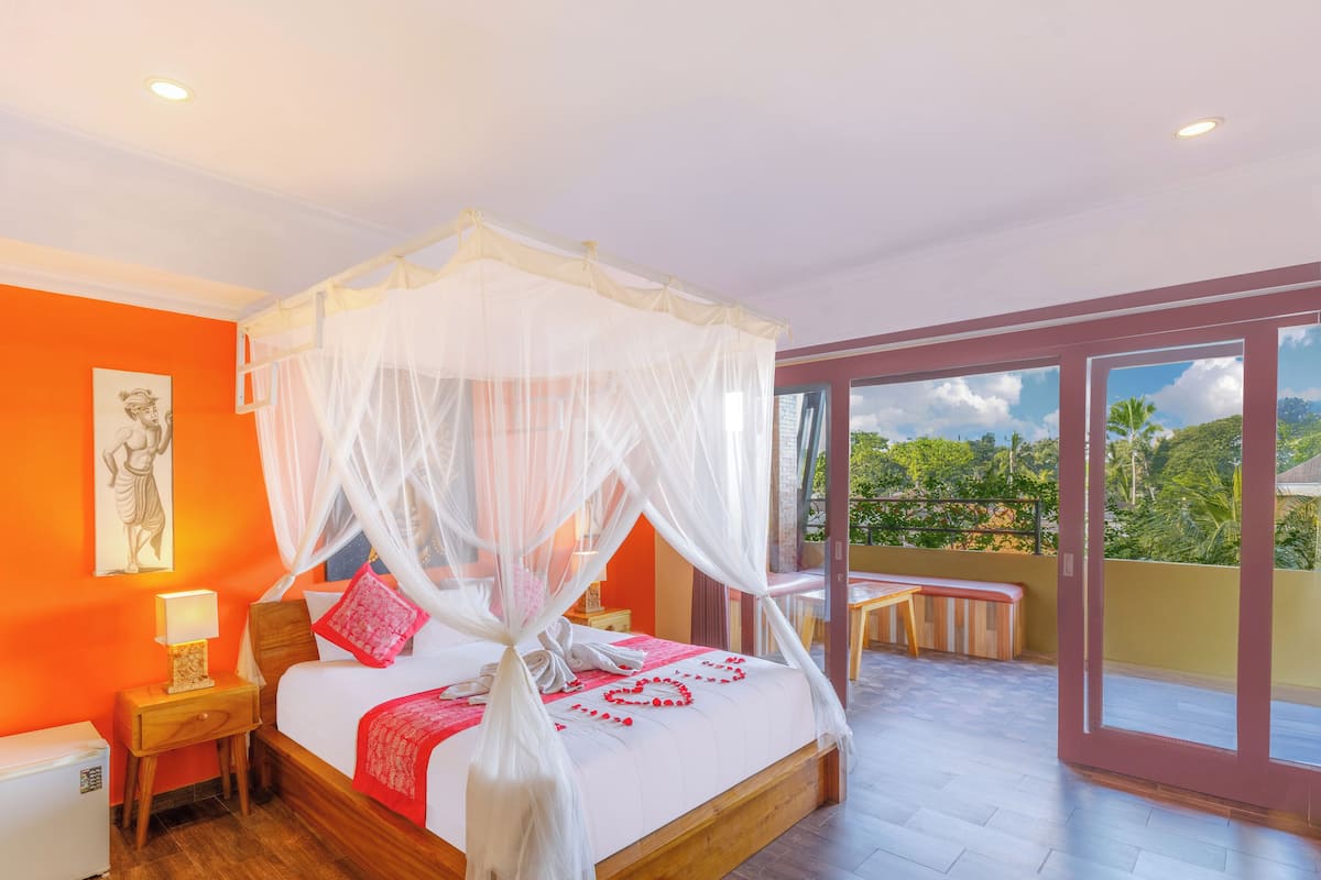 Desk, blackout curtains, free WiFi, bed sheets