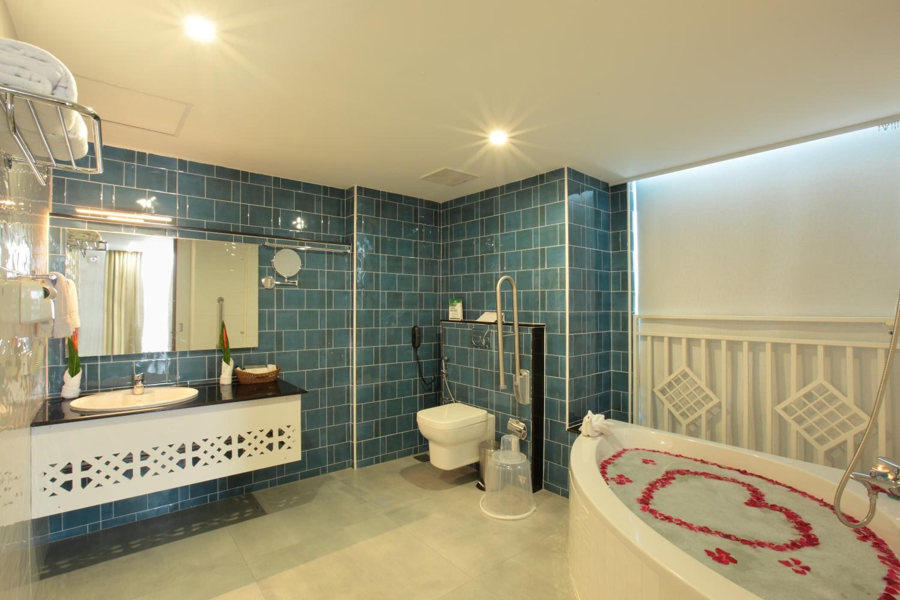 تجهيزات دش، دُش غزير، مستلزمات مجانية للعناية الشخصية، خف للقدمين