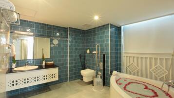 Chuveiro, chuveiro com efeito de chuva, produtos de toalete grátis