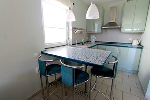 Réfrigérateur, lave-vaisselle, cafetière/bouilloire