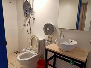Dúplex | Baño | Ducha y toallas