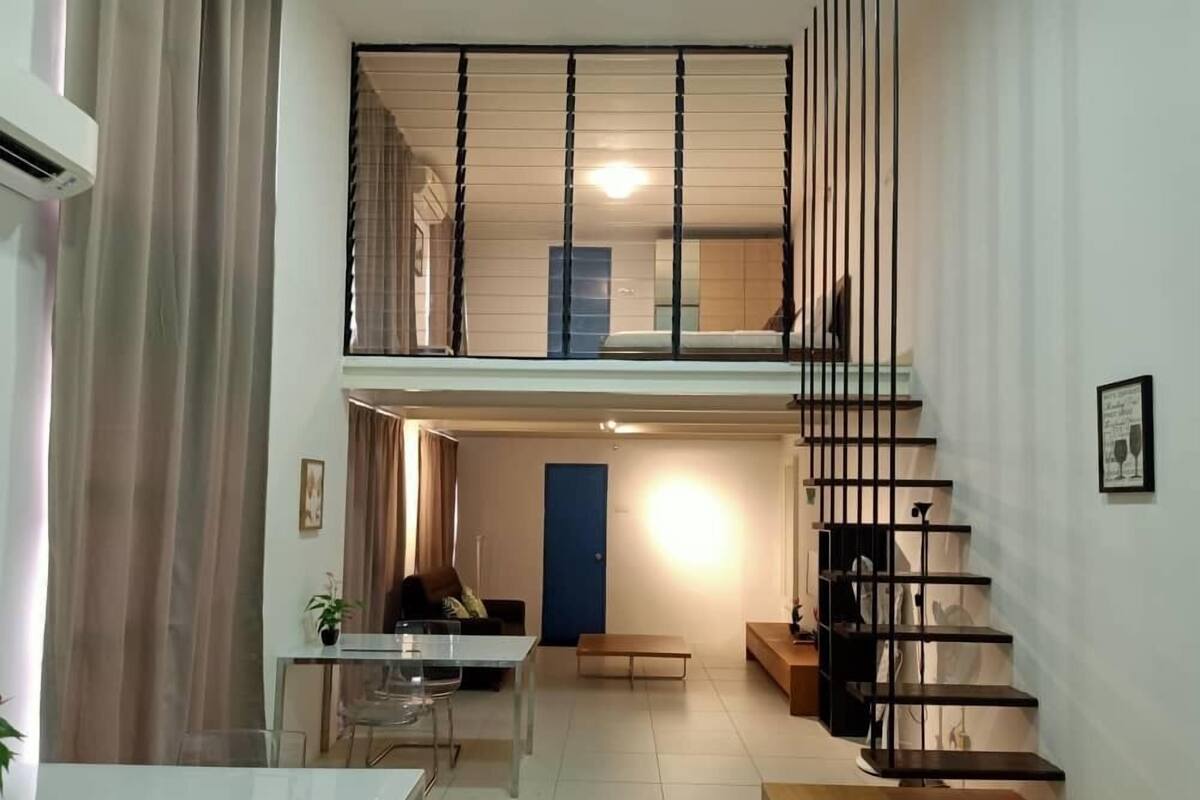 Dúplex, 2 habitaciones | Zona de estar | Una televisión de pantalla plana