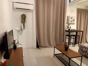 Dúplex | Sala de estar | Una televisión de pantalla plana