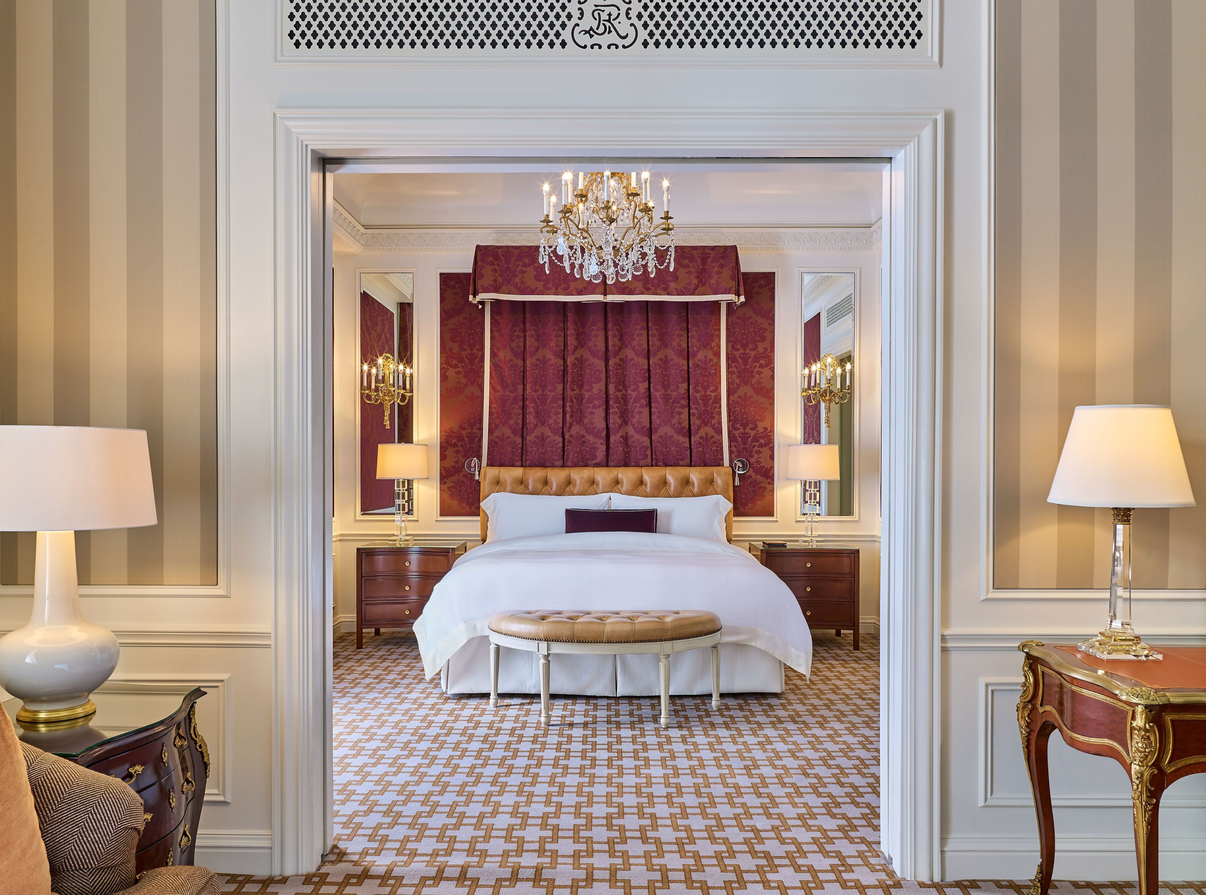 华丽套房, 1 张特大床和 1 张沙发床, 城市景观 (One Bedroom Signature Suite) | 高档床上用品、羽绒被、加厚床垫、迷你吧