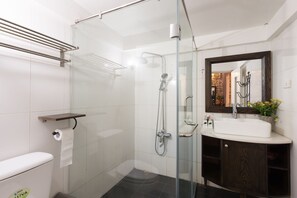 Deluxe Double Room | Bathroom | Shower, free toiletries, hair dryer, slippers