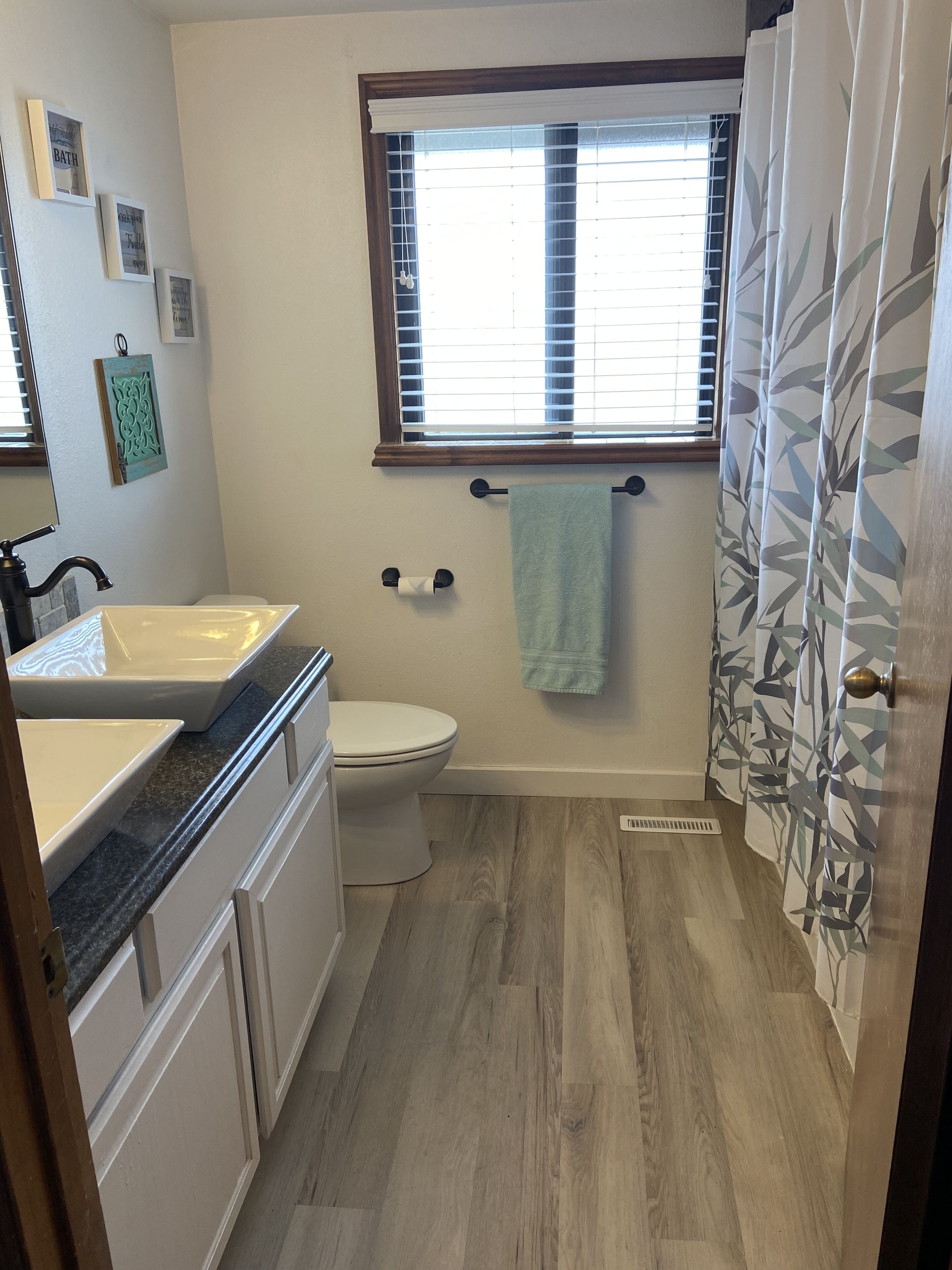 Tina con regadera, secadora de cabello, toallas, jabón 