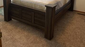 3 habitaciones, escritorio y tabla de planchar con plancha