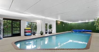 In der Nähe von Lambeau Haus mit fünf Schlafzimmern und Innenpool