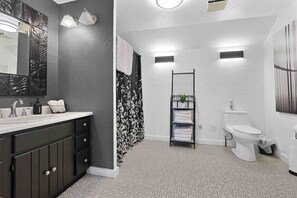 Bathtub, towels, shampoo - Amazing Green Bay Vacation Home!! (Green Bay)