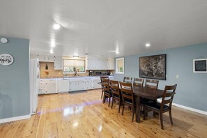 Dining - Amazing Green Bay Vacation Home!! (Green Bay)