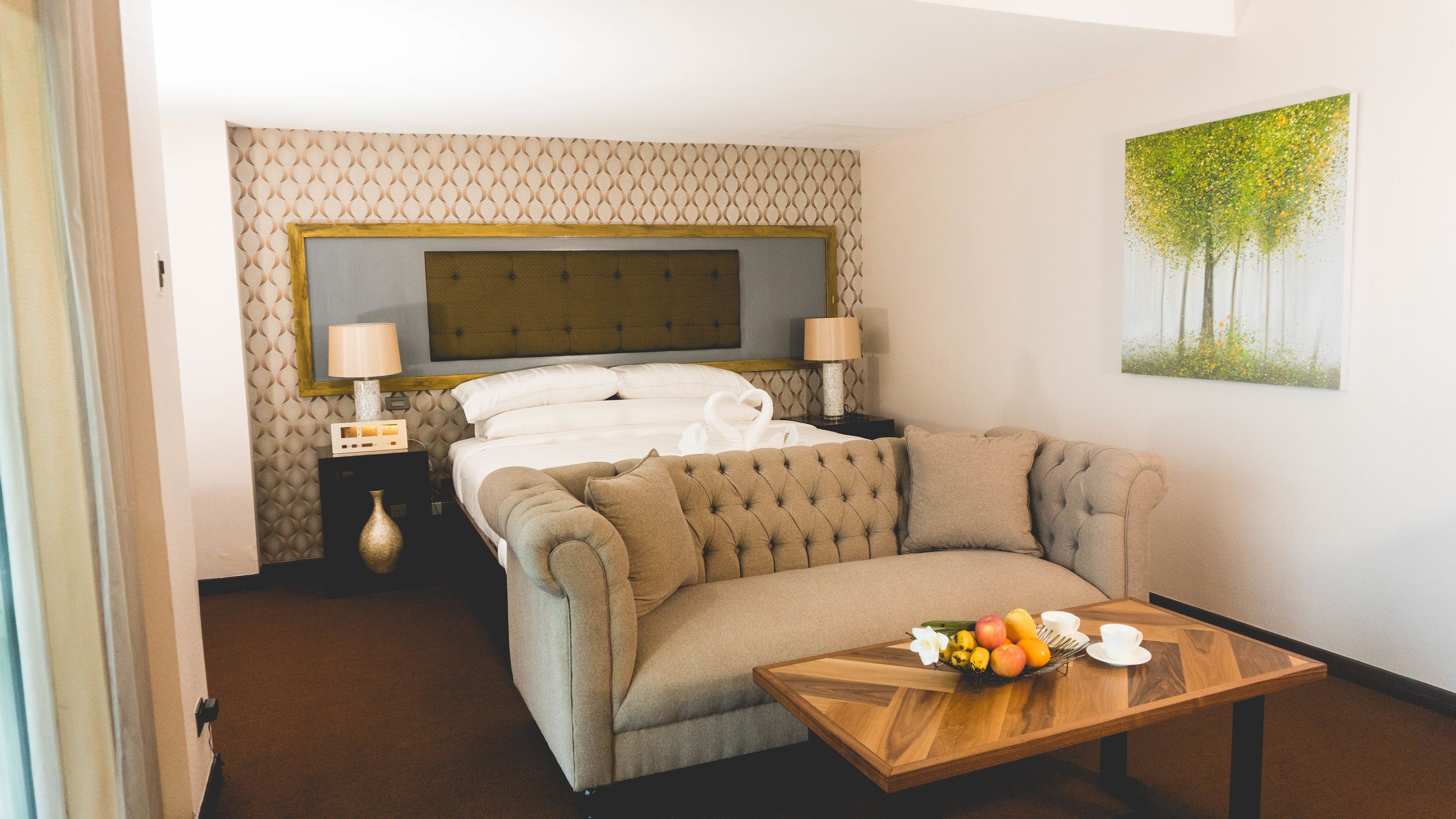 Deluxe-huone | Minibaari, tallelokero huoneessa, työpöytä, pimennysverhot