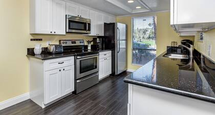 Área de Tahquitz Creek, totalmente remodelado de 2 dormitorios, 2 baños.