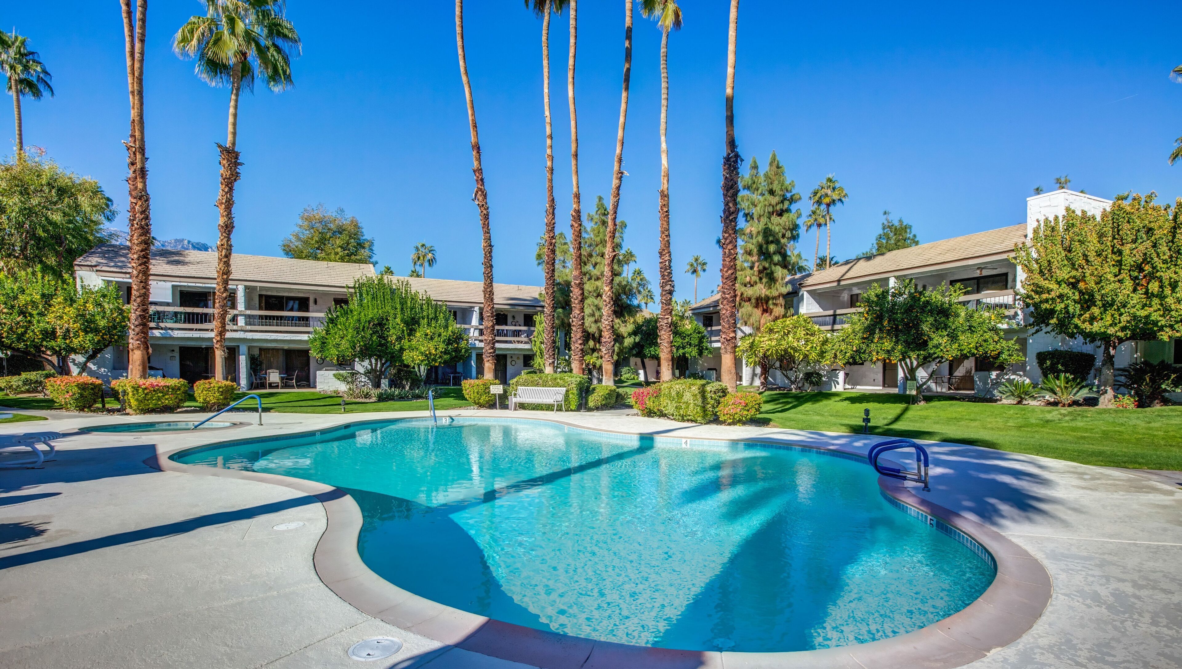 Alberca al aire libre y alberca climatizada