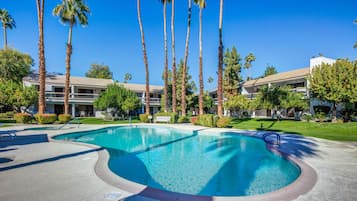 Alberca al aire libre y alberca climatizada