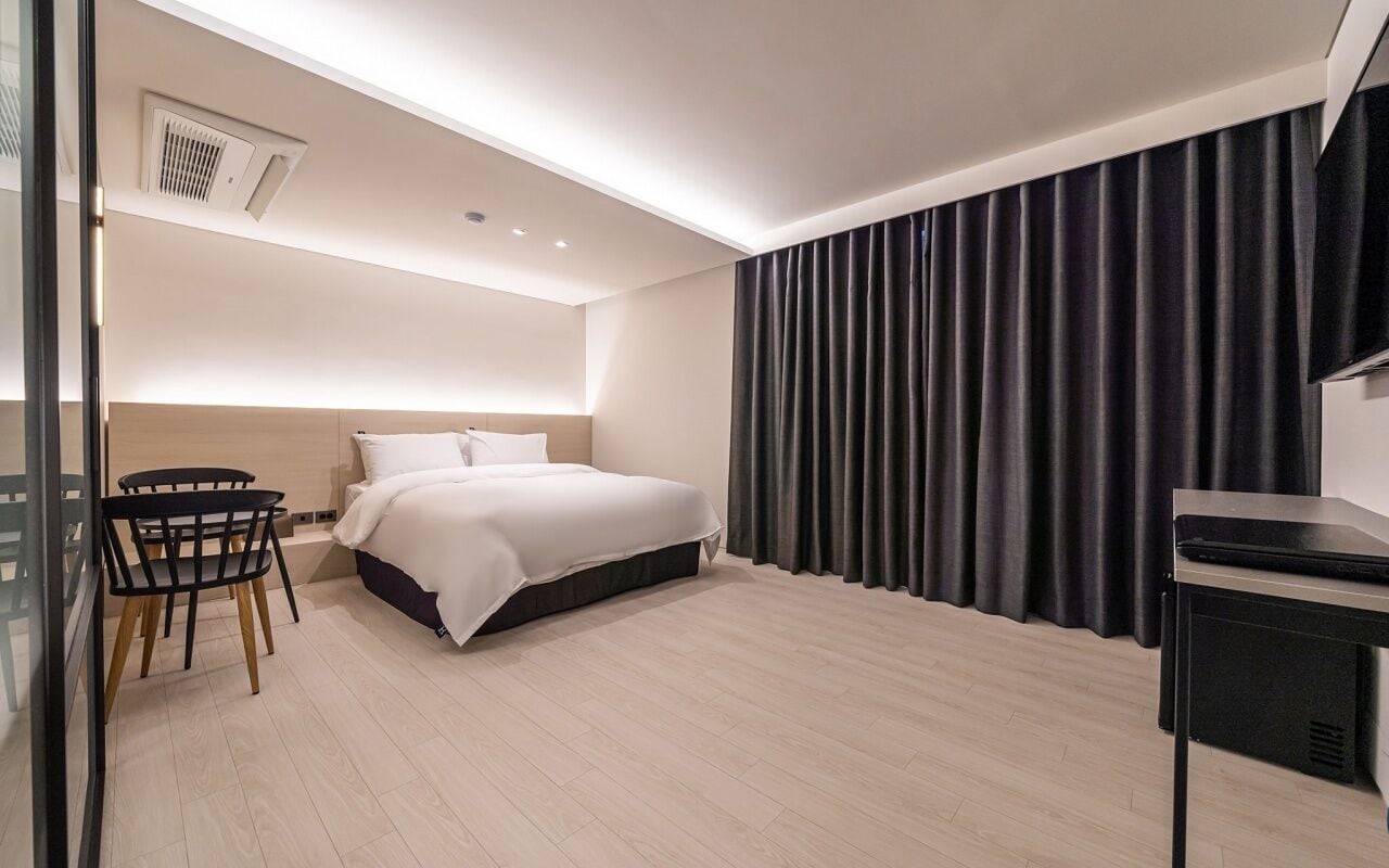 Kamar Deluks | Seprai premium, selimut bulu angsa, tirai kedap cahaya, dan Wi-Fi gratis