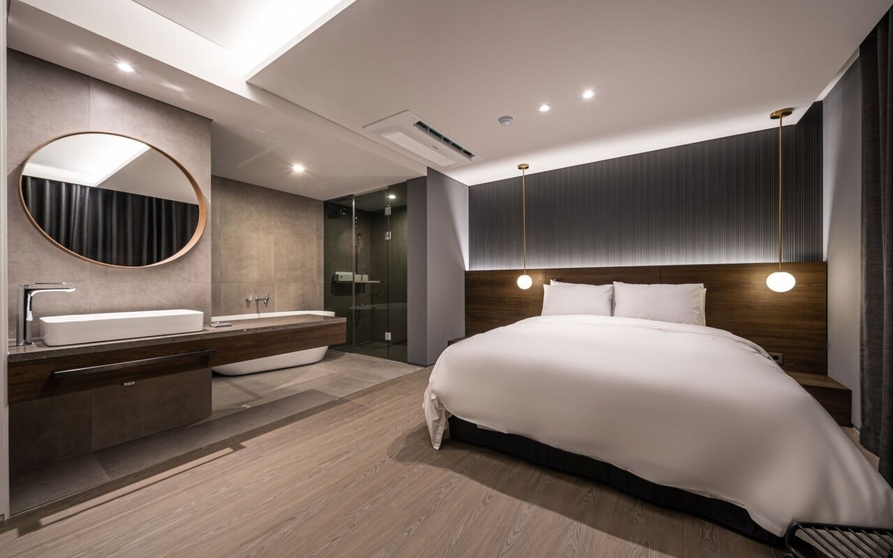 Habitación Premium | Ropa de cama de alta calidad, edredones de plumas, cortinas opacas