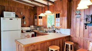 House | Private kitchen | Fridge, microwave, coffee/tea maker, cookware/dishes/utensils