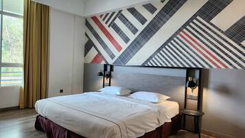 Meja, seterika/papan seterika, cadar katil