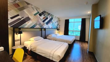 Quarto família | Escrivaninha, ferros/tábuas de passar roupa, roupa de cama