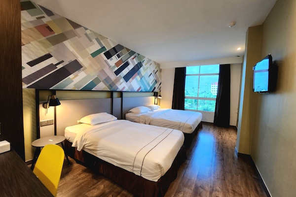 Family Room | Meja, seterika/papan seterika, cadar katil