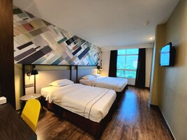 Escritorio, tabla de planchar con plancha y ropa de cama