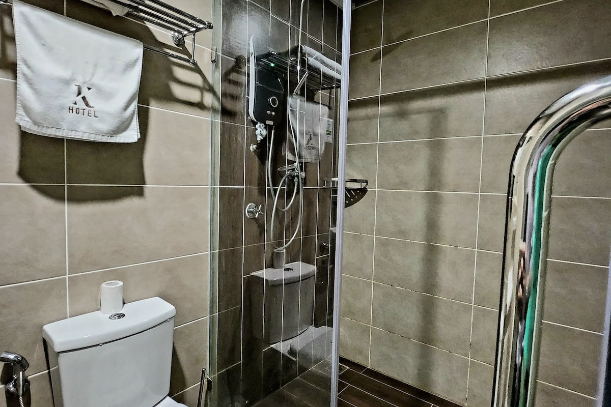 shower, free toiletries, hair dryer, slippers