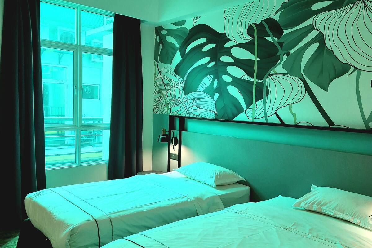 deluxe twin room | desk, iron/ironing board, bed sheets