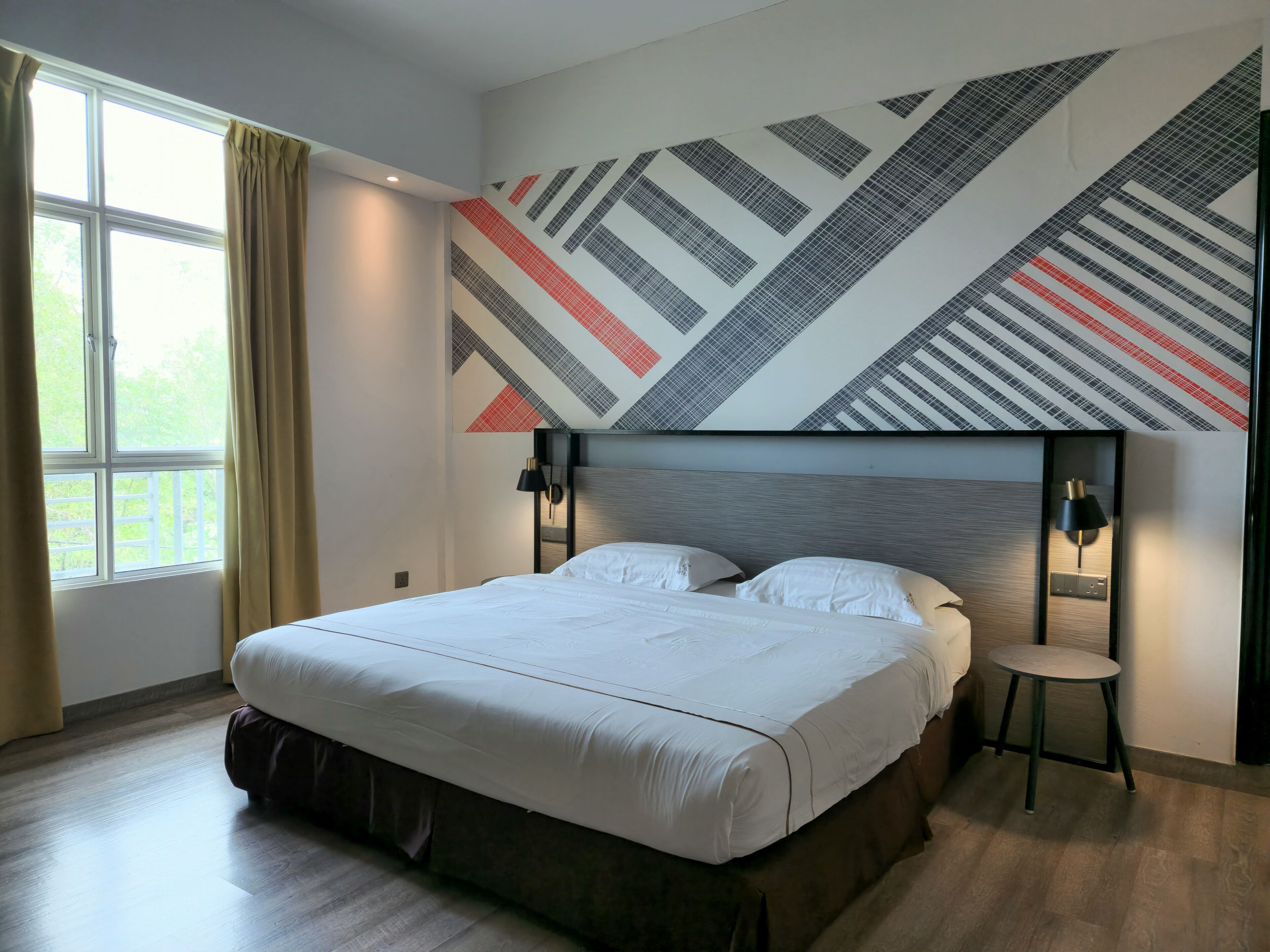 Deluxe Room, 1 Katil Raja (King) | Meja, seterika/papan seterika, cadar katil 