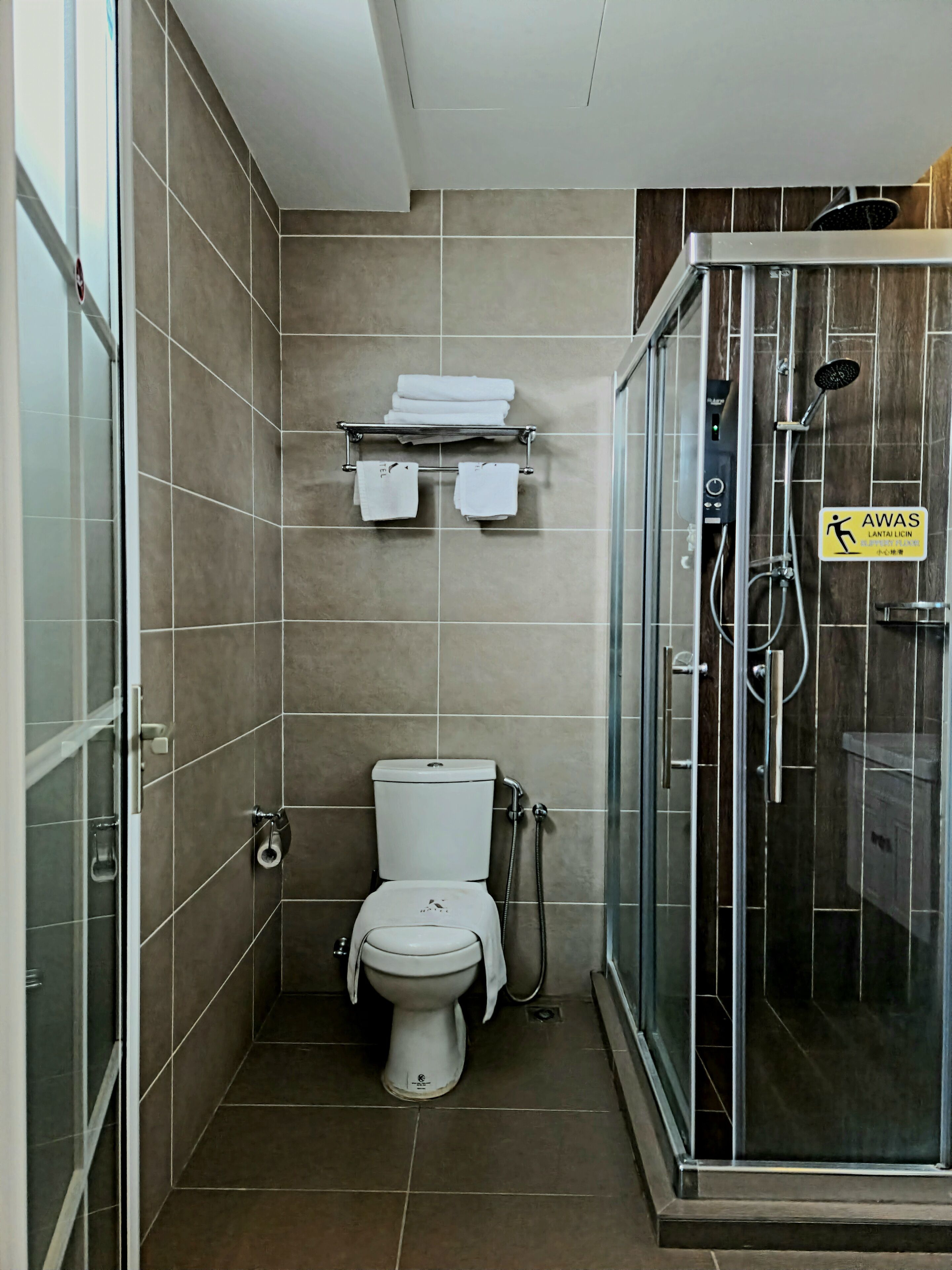 triple room | bathroom | shower, free toiletries, hair dryer, slippers