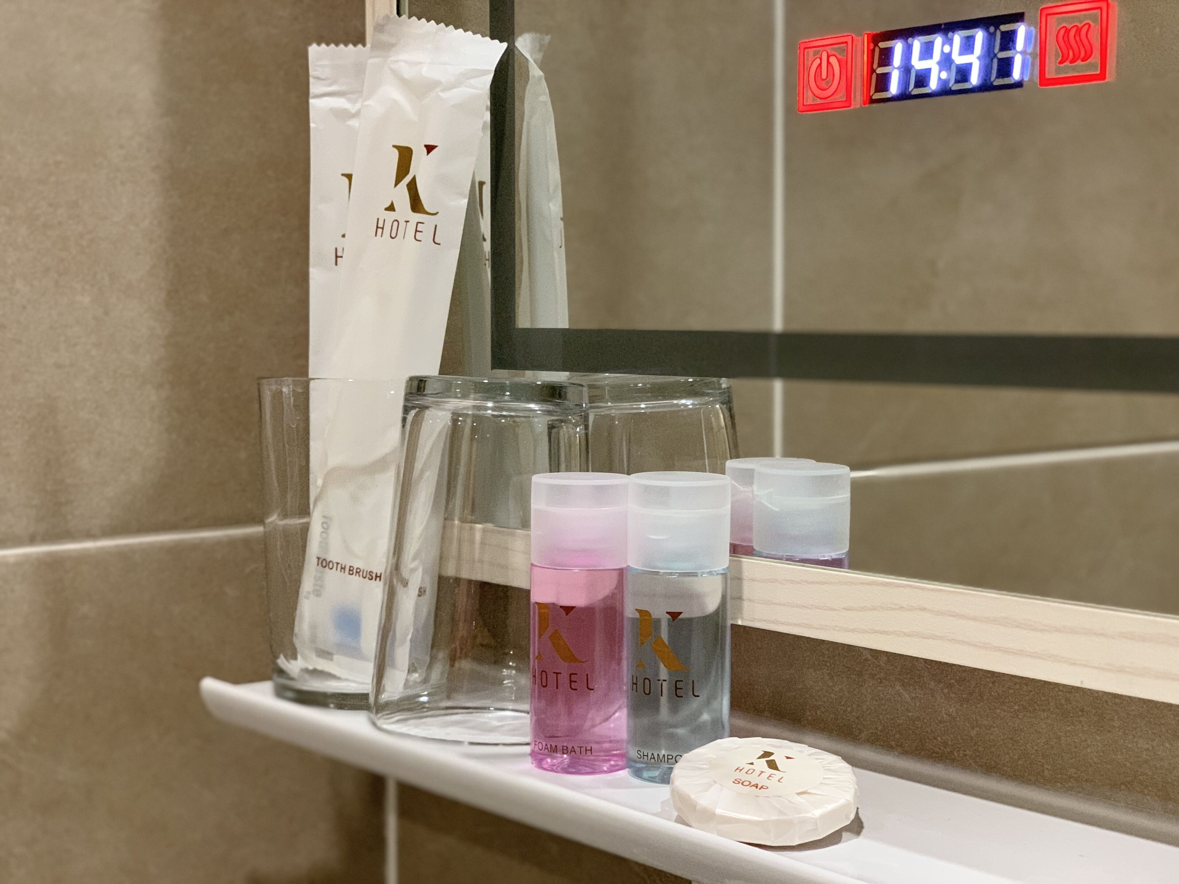 deluxe twin room | bathroom amenities | shower, free toiletries, hair dryer, slippers
