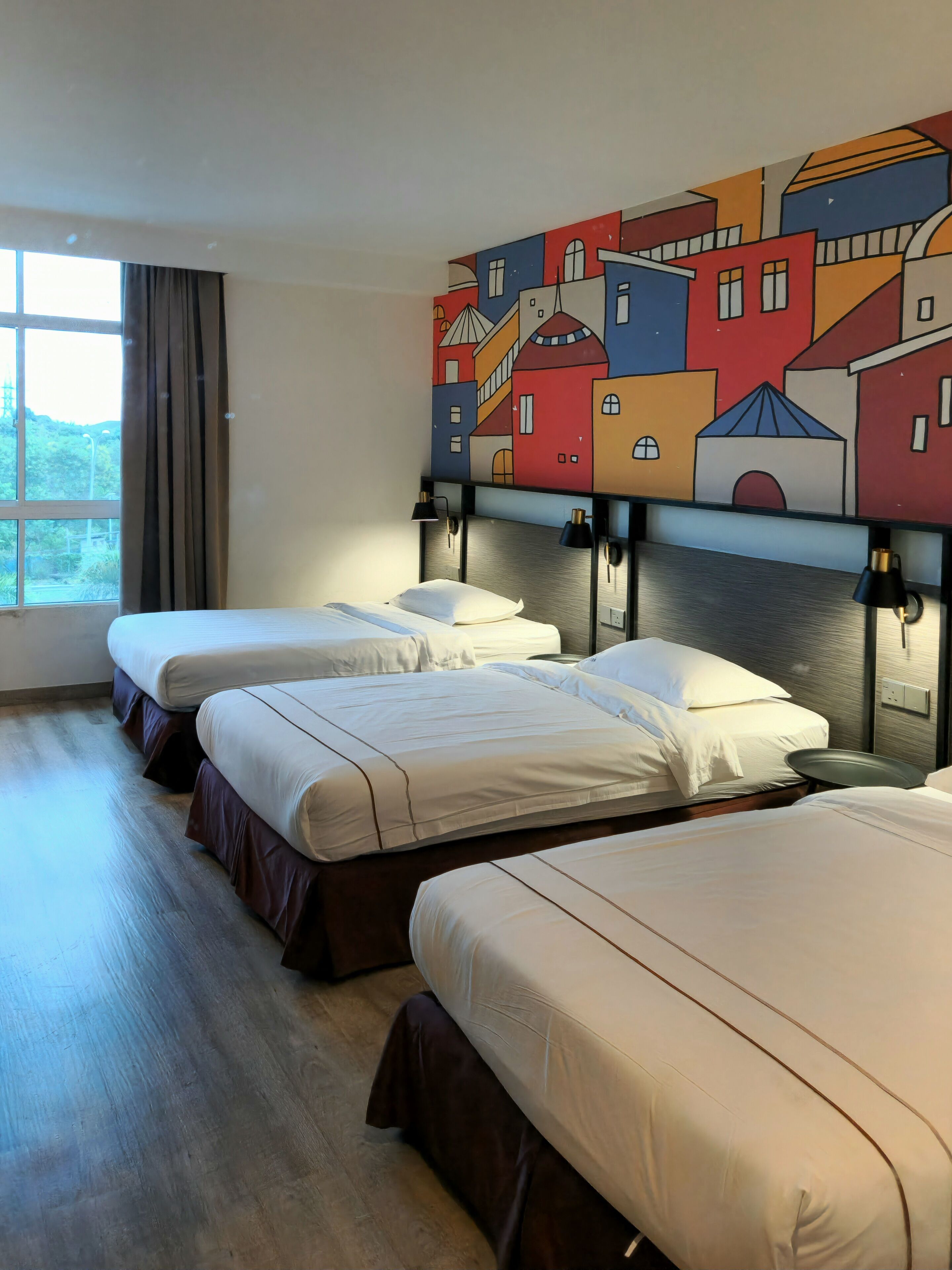 triple room | desk, iron/ironing board, bed sheets