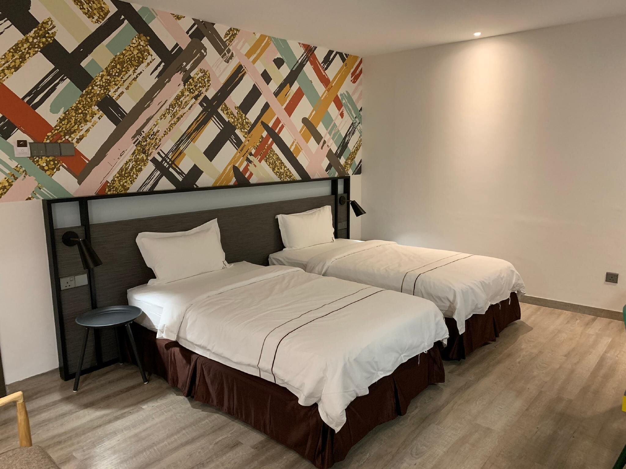 Habitación superior con 2 camas individuales | Escritorio, tabla de planchar con plancha y ropa de cama 