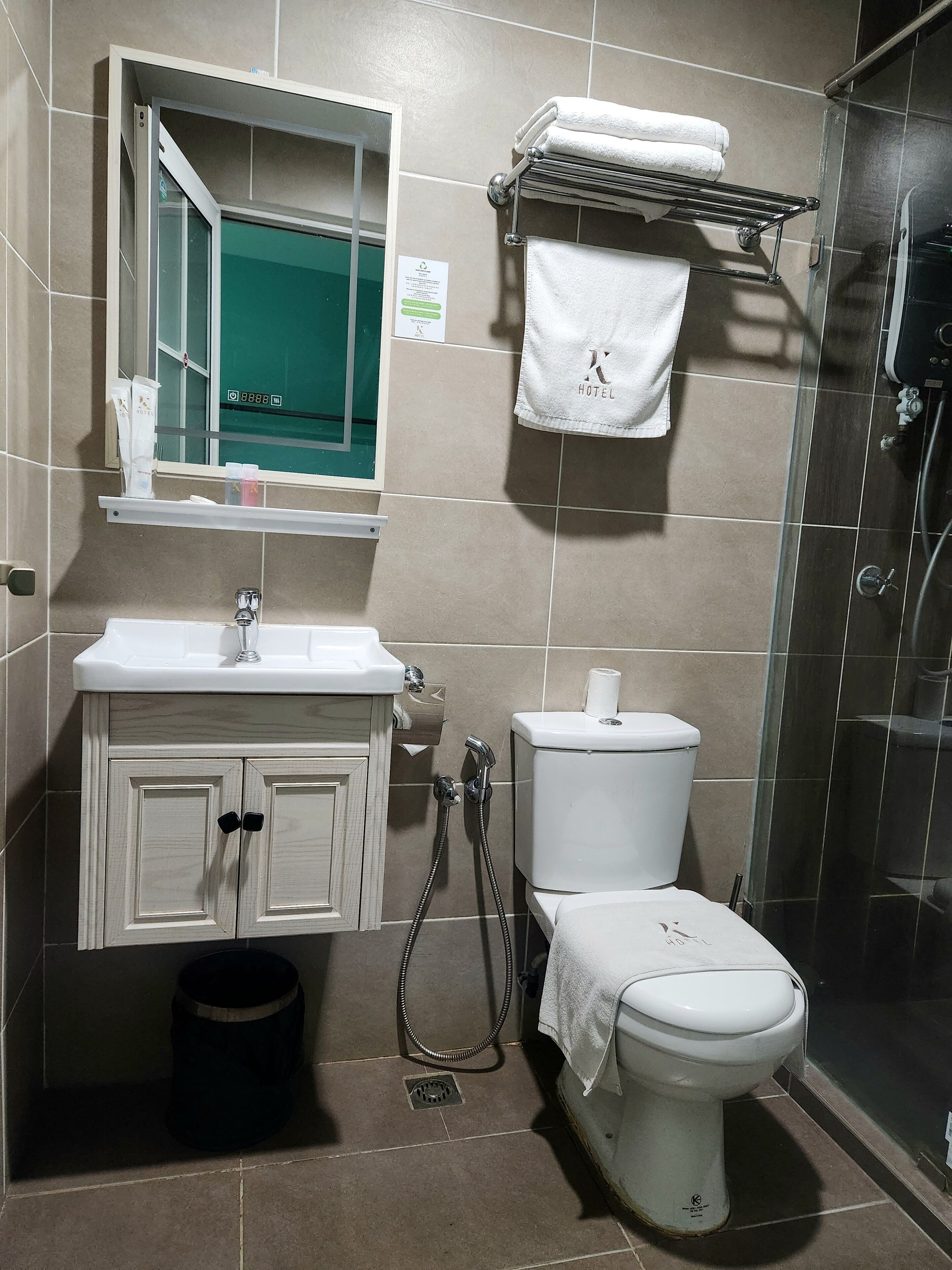 shower, free toiletries, hair dryer, slippers