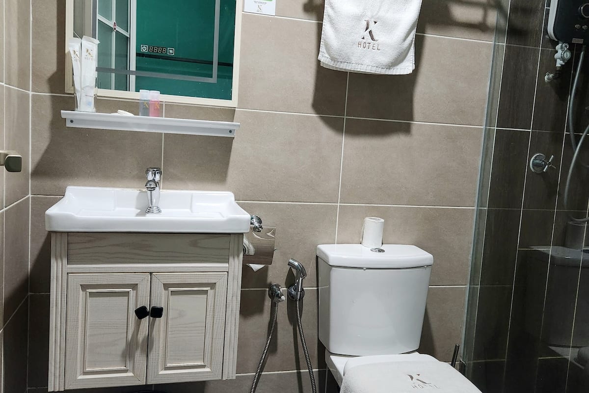 shower, free toiletries, hair dryer, slippers