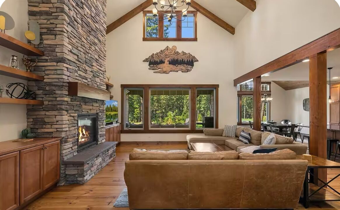 Una Smart TV, una chimenea, videojuegos, un futbolín