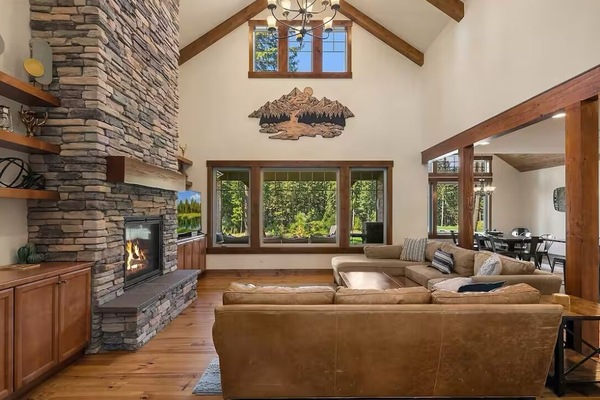 Smart-TV, Kamin, Videospiele, Tischfußball