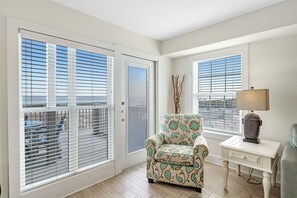 Smart TV - 🥳 Early Bird Sale! 🥰 Beach Axis, West. 5BR Beachfront Beauty. Pool. Perfect location. (Gulf Shores)