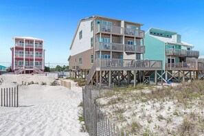 Exterior - 🥳 Early Bird Sale! 🥰 Beach Axis, West. 5BR Beachfront Beauty. Pool. Perfect location. (Gulf Shores)