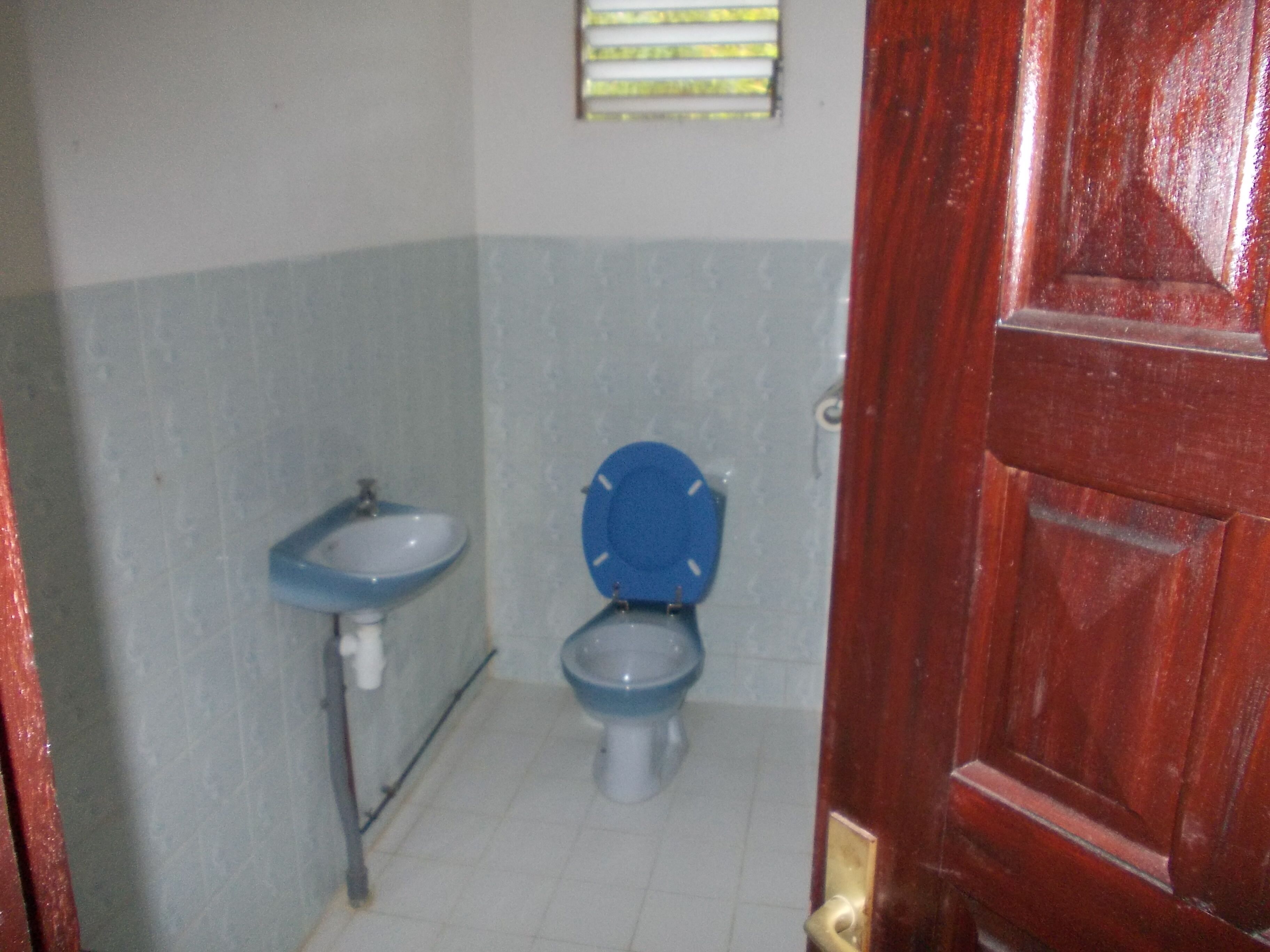 Une petite salle de bain avec des toilettes et un lavabo.