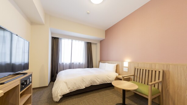 A hotel room with a bed, a television, a desk, and a chair. - Dormy Inn mito Hot Springs (Mito)
