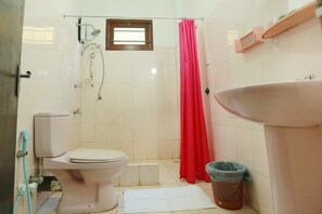 อพาร์ทเมนท์ | ห้องน้ำ | ฝักบัว, ของใช้ในห้องน้ำฟรี, รองเท้าสวมภายในห้อง, โถสุขภัณฑ์แบบบิเดท์