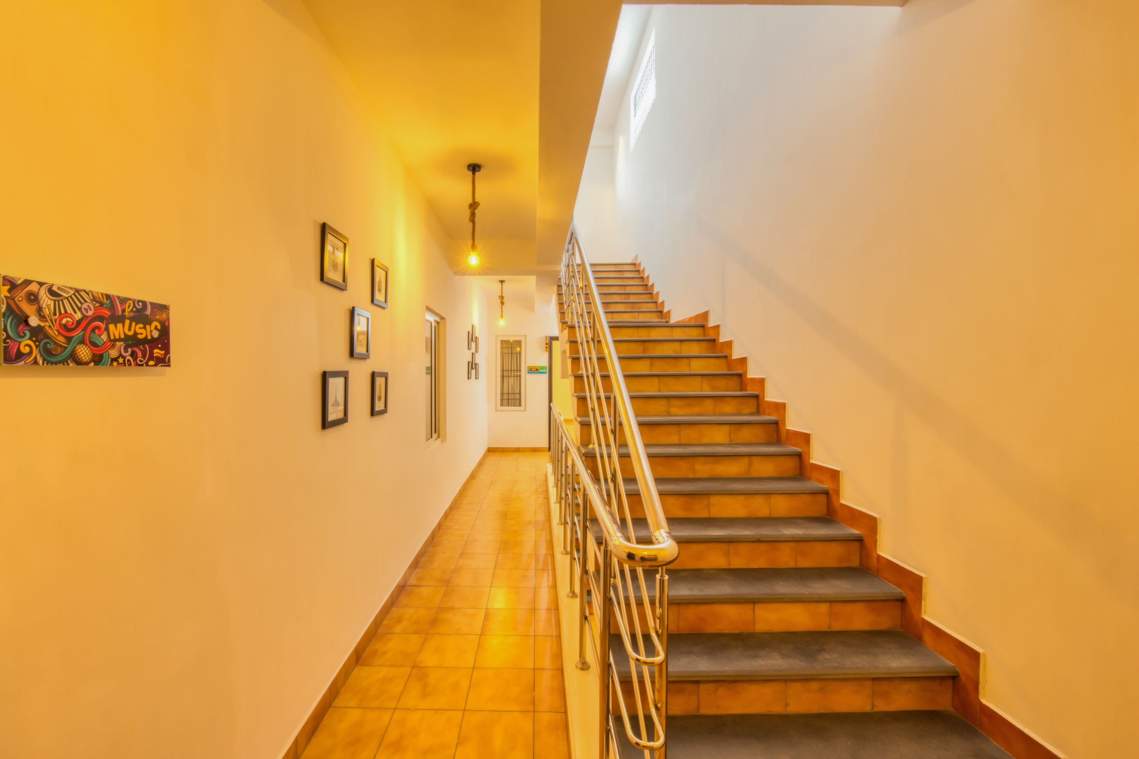 Un escalier avec des rampes en métal menant à un palier.
