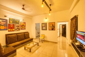 House with 2 Bedrooms (4 Adults) | Living area | 32-inch Smart TV with satellite channels - La Maison Charu (Puducherry)