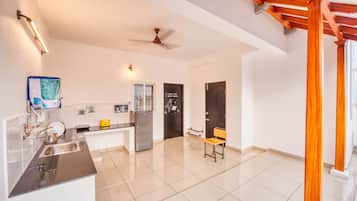 Deluxe Room, Kitchen | Private kitchen | Fridge, stovetop, electric kettle, toaster