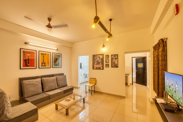 House with 2 Bedrooms (4 Adults) | Living area | 32-inch Smart TV with satellite channels - La Maison Charu (Puducherry)