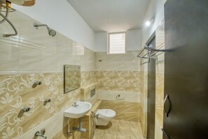 Shower, free toiletries, hair dryer, soap - La Maison Charu (Puducherry)