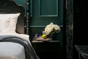 Minibar, in-room safe, desk, blackout drapes - Grande Collection Hotel & Spa (Hanoi)